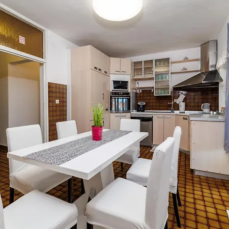 Marijana Apartman *